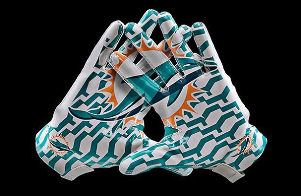 logo gloves 2